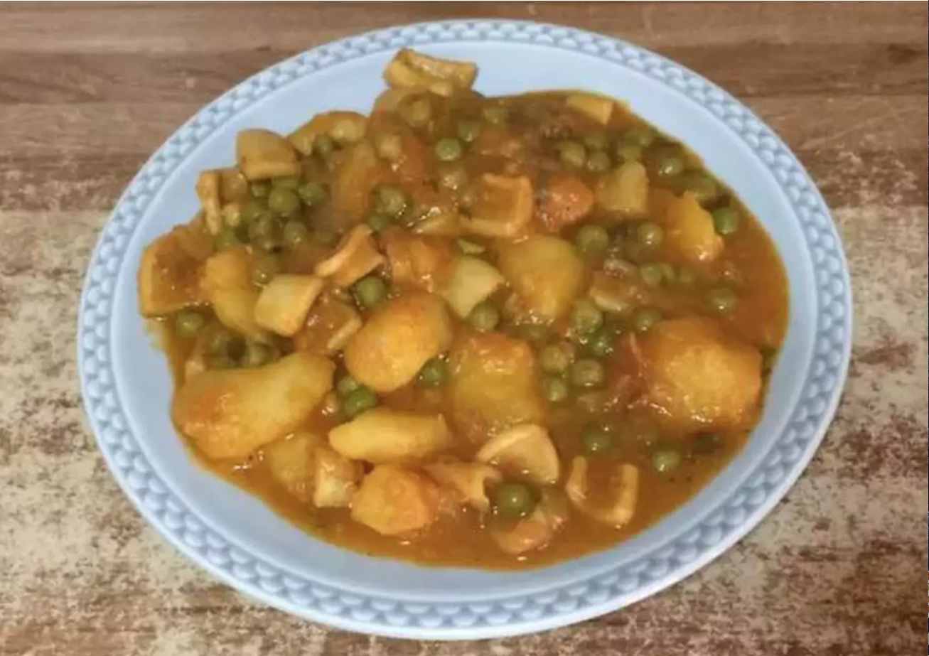 Ensalada de pimientos asados atún y huevo conguiso de pota con patatas y guisantes